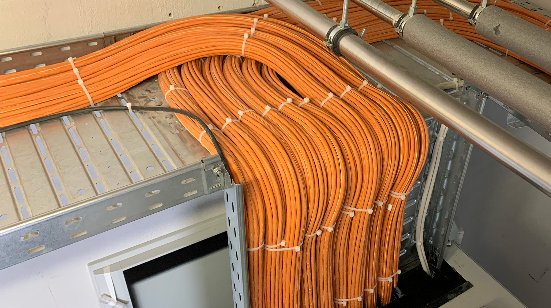 Foto von einer Elektroinstallation mit sehr vielen Kabeln